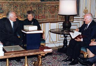 On. prof. Franco Foschi, direttore del Centro nazionale di studi leopardiani, con alcuni esponenti, per presentare la grande edizione dei manoscrtitti dello Zibaldone