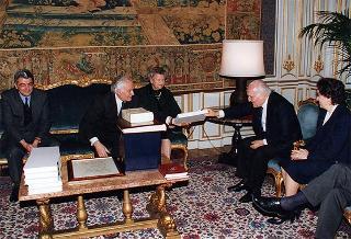 On. prof. Franco Foschi, direttore del Centro nazionale di studi leopardiani, con alcuni esponenti, per presentare la grande edizione dei manoscrtitti dello Zibaldone