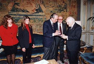 Vincitori delle borse di studio assegnate dai Rotary romani ad orfani di Caduti delle forze dell'ordine