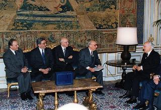 Ing, Giulio Bisoffi, presidente della Società Cattolica di Assicurazione, con il Consiglio di amministrazione, per il I centenario di fondazione della Società