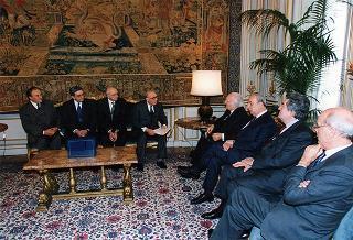 Ing, Giulio Bisoffi, presidente della Società Cattolica di Assicurazione, con il Consiglio di amministrazione, per il I centenario di fondazione della Società