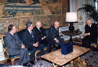 Ing, Giulio Bisoffi, presidente della Società Cattolica di Assicurazione, con il Consiglio di amministrazione, per il I centenario di fondazione della Società