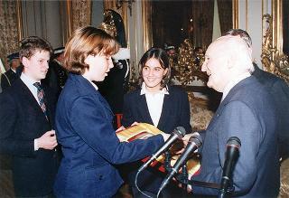 Il Presidente della Repubblica Oscar Luigi Scalfaro incontra Don Aldo Geranzani, rettore del Collegio arcivescovile S. Carlo di Milano, con un gruppo di studenti