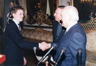 Il Presidente della Repubblica Oscar Luigi Scalfaro incontra Don Aldo Geranzani, rettore del Collegio arcivescovile S. Carlo di Milano, con un gruppo di studenti