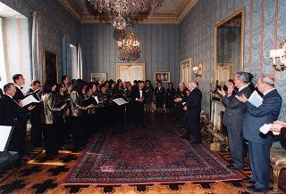 Il Presidente della Repubblica Oscar Luigi Scalfaro riceve in udienza Paolo Mazzotta, presidente dell'Associazione italiana canto gregoriano, con una delegazione