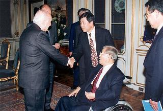 Prof. In Yung Chung, presidente dell'Associazione Corea-Italia, on. prof. Giorgio De Giuseppe e S.E. Doo Byong Shin, ambasciatore della Repubblica di Corea a Roma