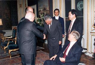Prof. In Yung Chung, presidente dell'Associazione Corea-Italia, on. prof. Giorgio De Giuseppe e S.E. Doo Byong Shin, ambasciatore della Repubblica di Corea a Roma