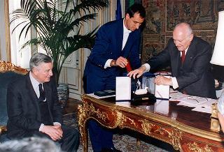 Prof. In Yung Chung, presidente dell'Associazione Corea-Italia, on. prof. Giorgio De Giuseppe e S.E. Doo Byong Shin, ambasciatore della Repubblica di Corea a Roma