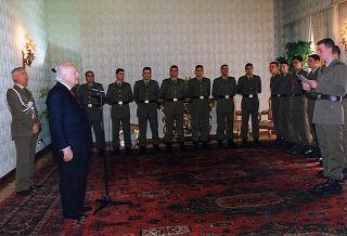 Delegazione di ufficiali e sottufficiali dei Lancieri di Montebello, in servizio di guardia d'onore al Palazzo del Quirinale