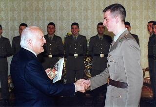 Delegazione di ufficiali e sottufficiali dei Lancieri di Montebello, in servizio di guardia d'onore al Palazzo del Quirinale