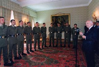 Delegazione di ufficiali e sottufficiali dei Lancieri di Montebello, in servizio di guardia d'onore al Palazzo del Quirinale