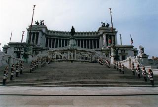 Deposizione di corone di alloro da parte del Presidente della Repubblica all'Altare della Patria ed al Mausoleo Ardeatino, in occasione del 51° anniversario della Liberazione