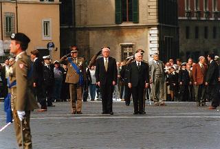 Deposizione di corone di alloro da parte del Presidente della Repubblica all'Altare della Patria ed al Mausoleo Ardeatino, in occasione del 51° anniversario della Liberazione