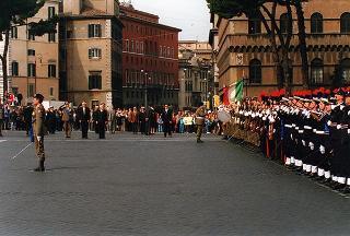 Deposizione di corone di alloro da parte del Presidente della Repubblica all'Altare della Patria ed al Mausoleo Ardeatino, in occasione del 51° anniversario della Liberazione