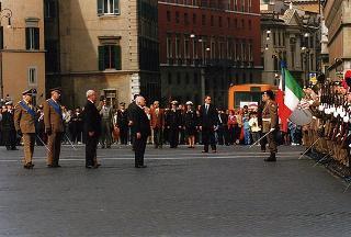 Deposizione di corone di alloro da parte del Presidente della Repubblica all'Altare della Patria ed al Mausoleo Ardeatino, in occasione del 51° anniversario della Liberazione