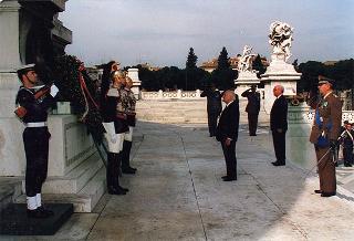 Deposizione di corone di alloro da parte del Presidente della Repubblica all'Altare della Patria ed al Mausoleo Ardeatino, in occasione del 51° anniversario della Liberazione