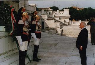 Deposizione di corone di alloro da parte del Presidente della Repubblica all'Altare della Patria ed al Mausoleo Ardeatino, in occasione del 51° anniversario della Liberazione