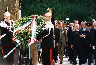 Deposizione di corone di alloro da parte del Presidente della Repubblica all'Altare della Patria ed al Mausoleo Ardeatino, in occasione del 51° anniversario della Liberazione
