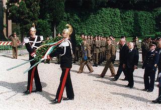 Deposizione di corone di alloro da parte del Presidente della Repubblica all'Altare della Patria ed al Mausoleo Ardeatino, in occasione del 51° anniversario della Liberazione