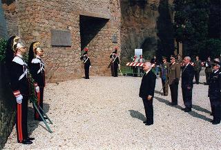 Deposizione di corone di alloro da parte del Presidente della Repubblica all'Altare della Patria ed al Mausoleo Ardeatino, in occasione del 51° anniversario della Liberazione