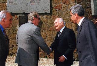 Deposizione di corone di alloro da parte del Presidente della Repubblica all'Altare della Patria ed al Mausoleo Ardeatino, in occasione del 51° anniversario della Liberazione