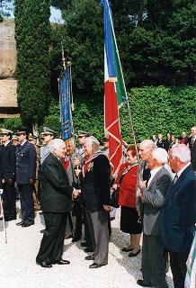 Deposizione di corone di alloro da parte del Presidente della Repubblica all'Altare della Patria ed al Mausoleo Ardeatino, in occasione del 51° anniversario della Liberazione