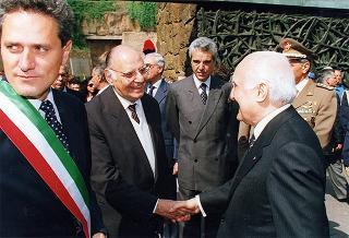 Deposizione di corone di alloro da parte del Presidente della Repubblica all'Altare della Patria ed al Mausoleo Ardeatino, in occasione del 51° anniversario della Liberazione