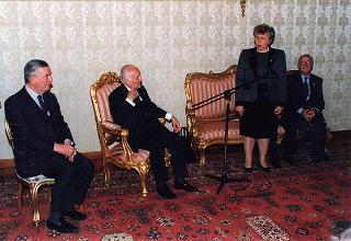 Incontro del Presidente della Repubblica Oscar Luigi Scalfaro con l'On. prof.ssa Maria Pia Garavaglia, commissario straordinario della Croce Rossa Italiana, con i partecipanti all'Assemblea generale delle Croci Rosse Europee
