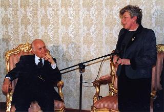 Incontro del Presidente della Repubblica Oscar Luigi Scalfaro con l'On. prof.ssa Maria Pia Garavaglia, commissario straordinario della Croce Rossa Italiana, con i partecipanti all'Assemblea generale delle Croci Rosse Europee