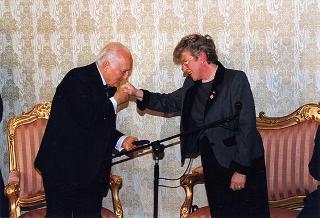 Incontro del Presidente della Repubblica Oscar Luigi Scalfaro con l'On. prof.ssa Maria Pia Garavaglia, commissario straordinario della Croce Rossa Italiana, con i partecipanti all'Assemblea generale delle Croci Rosse Europee