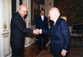 Dott. Alberto Folonari e on. Agostino Mantovani, rispettivamente presidente e segretario della Fondazione Banca Credito Agrario Bresciano, per presentare la Collana di opere di Gabriele D'Annunzio in facsimile d'autografo