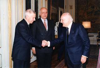 Dott. Alberto Folonari e on. Agostino Mantovani, rispettivamente presidente e segretario della Fondazione Banca Credito Agrario Bresciano, per presentare la Collana di opere di Gabriele D'Annunzio in facsimile d'autografo