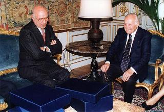 Dott. Alberto Folonari e on. Agostino Mantovani, rispettivamente presidente e segretario della Fondazione Banca Credito Agrario Bresciano, per presentare la Collana di opere di Gabriele D'Annunzio in facsimile d'autografo