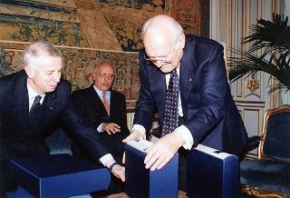 Dott. Alberto Folonari e on. Agostino Mantovani, rispettivamente presidente e segretario della Fondazione Banca Credito Agrario Bresciano, per presentare la Collana di opere di Gabriele D'Annunzio in facsimile d'autografo