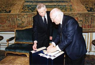 Dott. Alberto Folonari e on. Agostino Mantovani, rispettivamente presidente e segretario della Fondazione Banca Credito Agrario Bresciano, per presentare la Collana di opere di Gabriele D'Annunzio in facsimile d'autografo