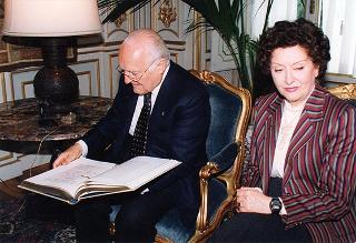 Dott. Alberto Folonari e on. Agostino Mantovani, rispettivamente presidente e segretario della Fondazione Banca Credito Agrario Bresciano, per presentare la Collana di opere di Gabriele D'Annunzio in facsimile d'autografo