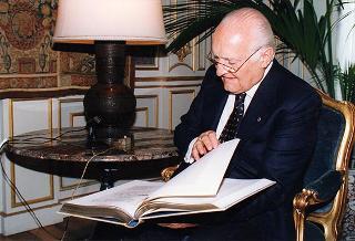 Dott. Alberto Folonari e on. Agostino Mantovani, rispettivamente presidente e segretario della Fondazione Banca Credito Agrario Bresciano, per presentare la Collana di opere di Gabriele D'Annunzio in facsimile d'autografo
