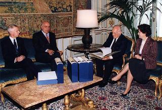 Dott. Alberto Folonari e on. Agostino Mantovani, rispettivamente presidente e segretario della Fondazione Banca Credito Agrario Bresciano, per presentare la Collana di opere di Gabriele D'Annunzio in facsimile d'autografo