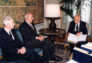 Dott. Alberto Folonari e on. Agostino Mantovani, rispettivamente presidente e segretario della Fondazione Banca Credito Agrario Bresciano, per presentare la Collana di opere di Gabriele D'Annunzio in facsimile d'autografo