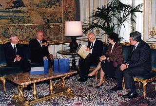 Dott. Alberto Folonari e on. Agostino Mantovani, rispettivamente presidente e segretario della Fondazione Banca Credito Agrario Bresciano, per presentare la Collana di opere di Gabriele D'Annunzio in facsimile d'autografo