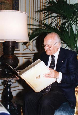 Dott. Alberto Folonari e on. Agostino Mantovani, rispettivamente presidente e segretario della Fondazione Banca Credito Agrario Bresciano, per presentare la Collana di opere di Gabriele D'Annunzio in facsimile d'autografo