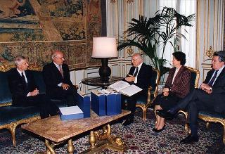 Dott. Alberto Folonari e on. Agostino Mantovani, rispettivamente presidente e segretario della Fondazione Banca Credito Agrario Bresciano, per presentare la Collana di opere di Gabriele D'Annunzio in facsimile d'autografo