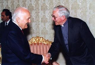 Mons. Gianfranco Poma, rettore maggiore dei Seminari di Milano, con un gruppo di diaconi del Seminario Arcivescovile di Milano