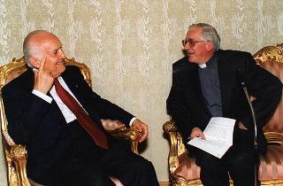 Mons. Gianfranco Poma, rettore maggiore dei Seminari di Milano, con un gruppo di diaconi del Seminario Arcivescovile di Milano