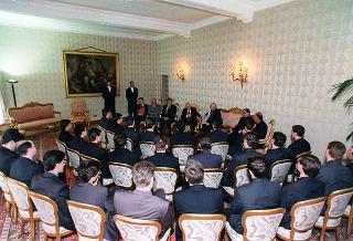 Mons. Gianfranco Poma, rettore maggiore dei Seminari di Milano, con un gruppo di diaconi del Seminario Arcivescovile di Milano
