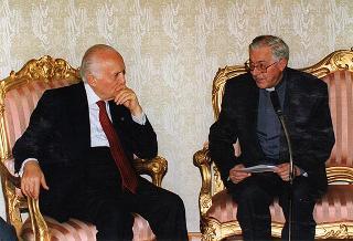 Mons. Gianfranco Poma, rettore maggiore dei Seminari di Milano, con un gruppo di diaconi del Seminario Arcivescovile di Milano