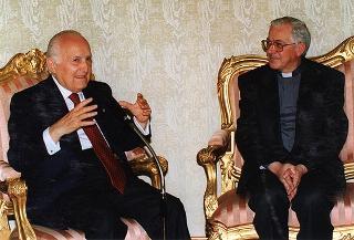 Mons. Gianfranco Poma, rettore maggiore dei Seminari di Milano, con un gruppo di diaconi del Seminario Arcivescovile di Milano