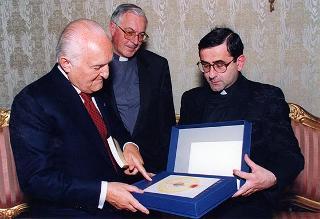 Mons. Gianfranco Poma, rettore maggiore dei Seminari di Milano, con un gruppo di diaconi del Seminario Arcivescovile di Milano