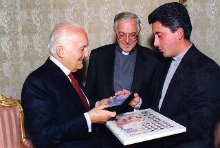 Mons. Gianfranco Poma, rettore maggiore dei Seminari di Milano, con un gruppo di diaconi del Seminario Arcivescovile di Milano