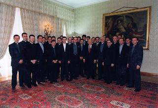 Mons. Gianfranco Poma, rettore maggiore dei Seminari di Milano, con un gruppo di diaconi del Seminario Arcivescovile di Milano